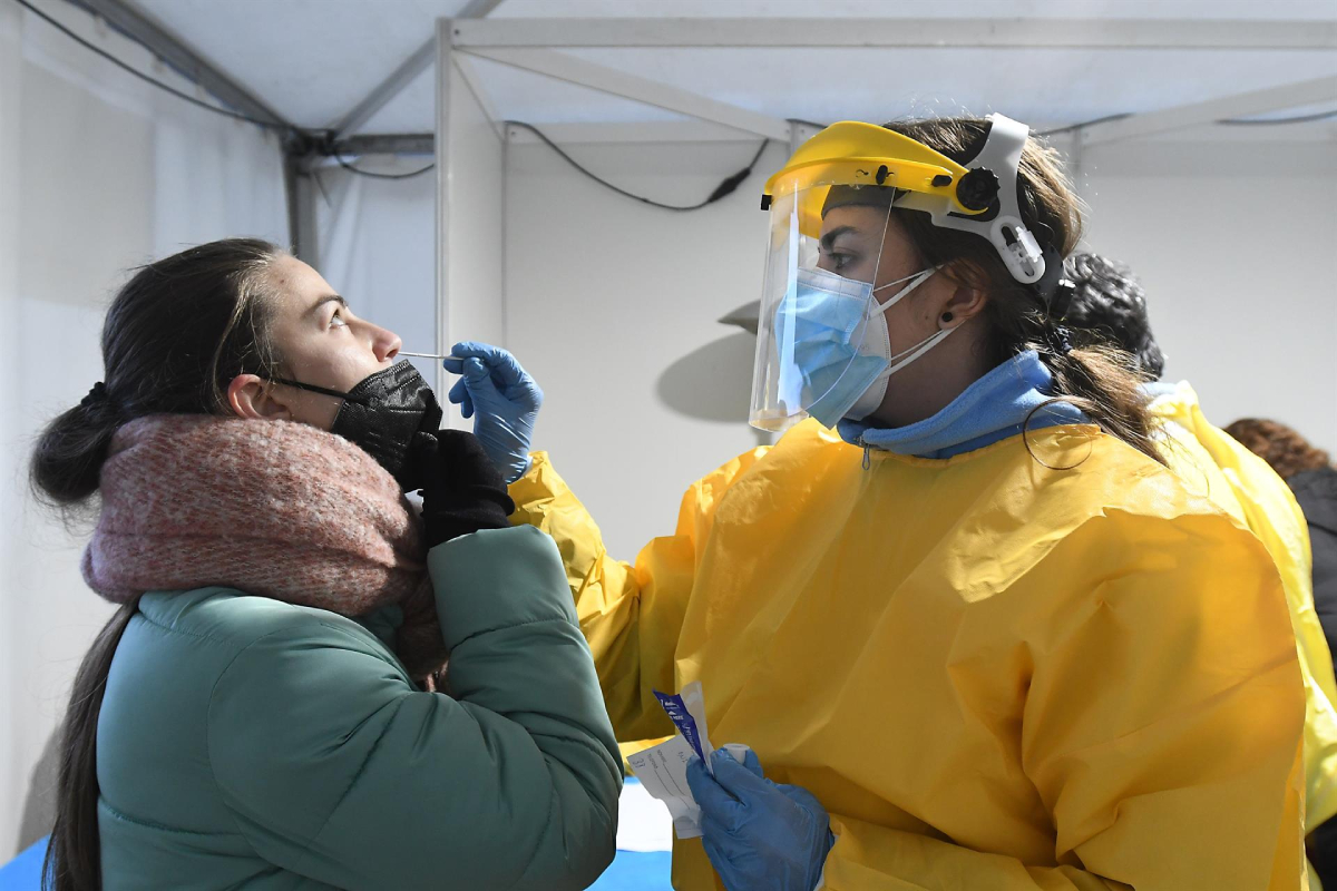 Una técnico sanitaria toma una muestra para un test de antígenos en el Palacio de Exposición de León (Foto: EFE/J. Casares)